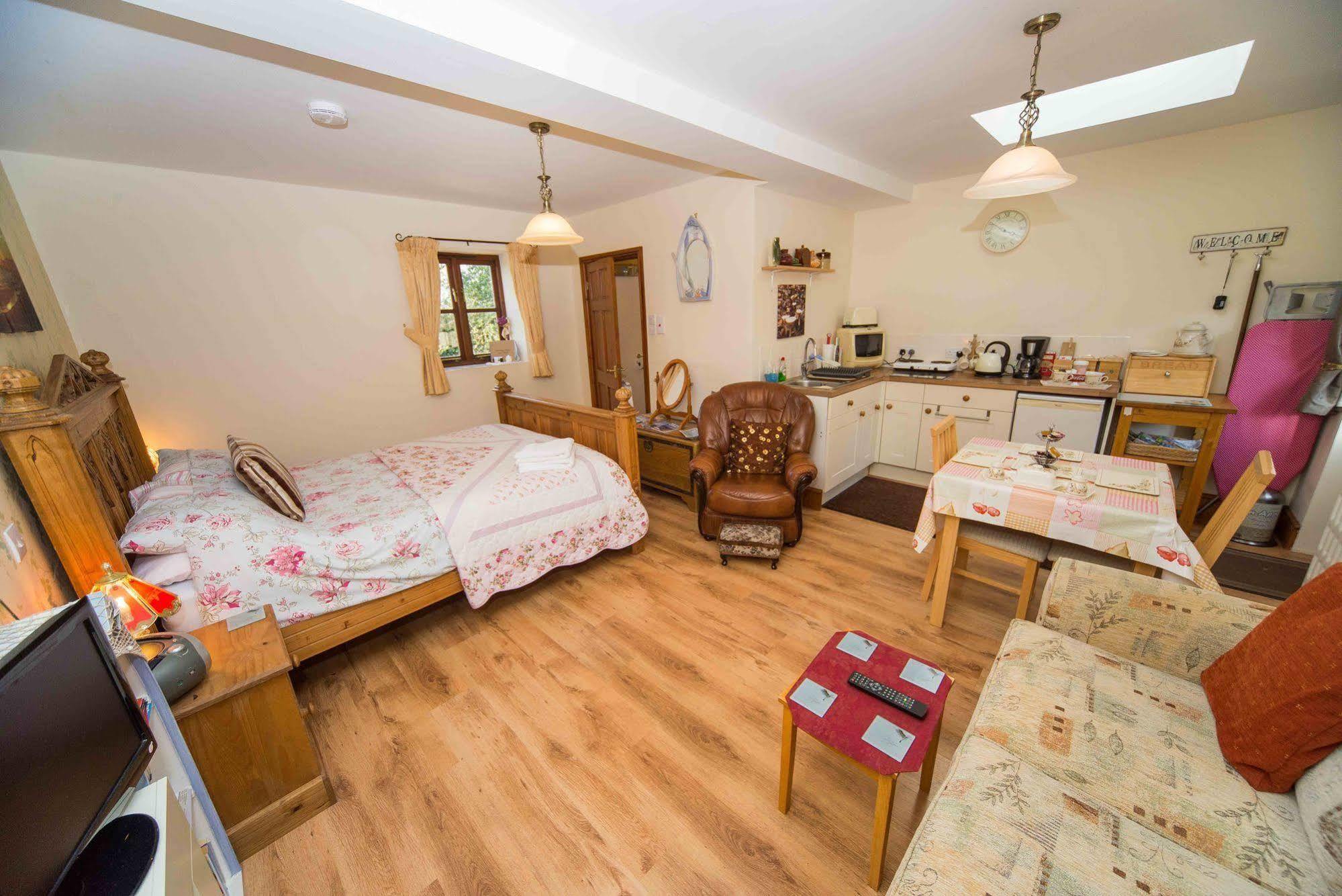 Stunning Countryside Views & Private Balcony! Cozy Room, 3 Miles To Lyme Regis - Free Parking & Wifi Axminster Kültér fotó