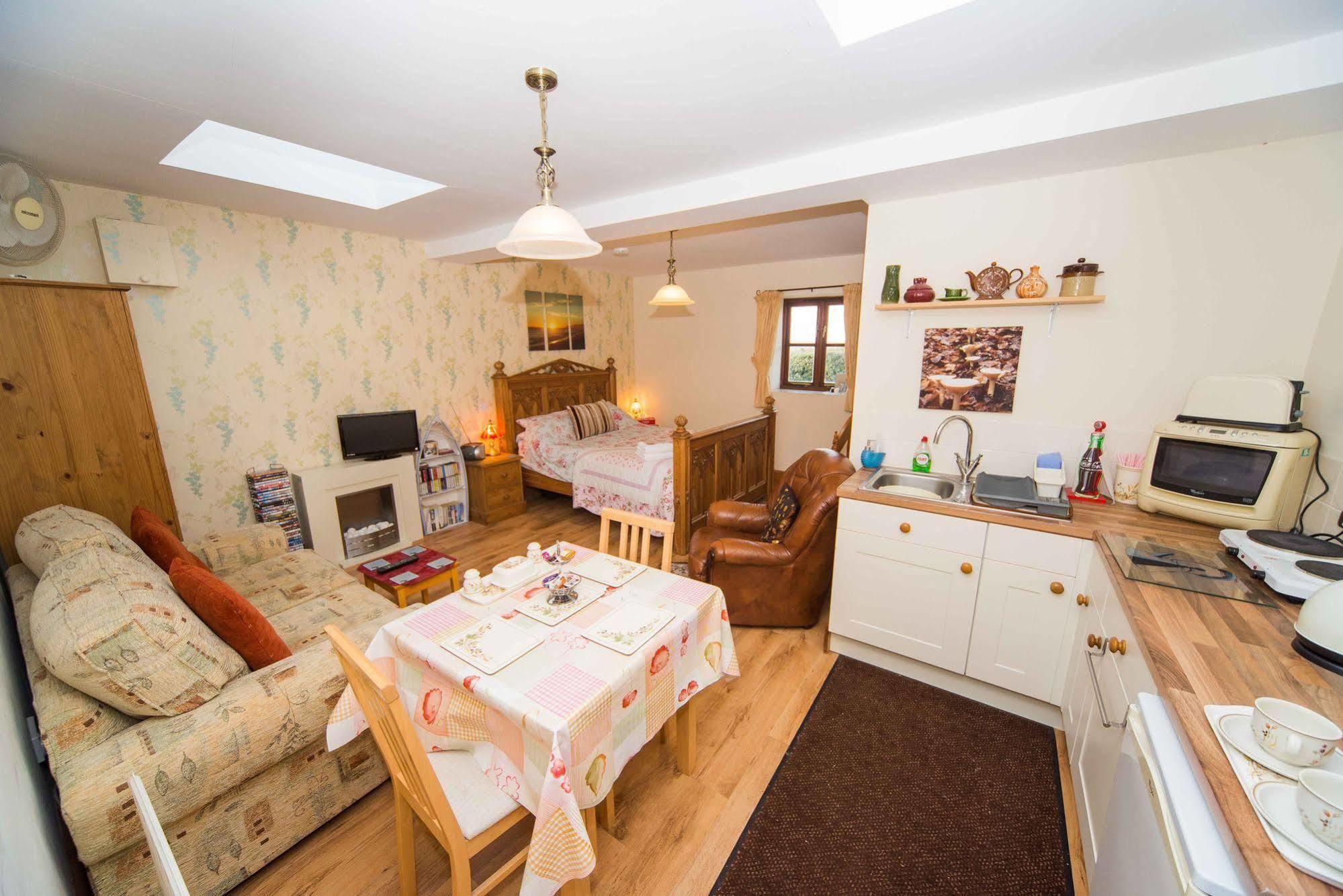 Stunning Countryside Views & Private Balcony! Cozy Room, 3 Miles To Lyme Regis - Free Parking & Wifi Axminster Kültér fotó