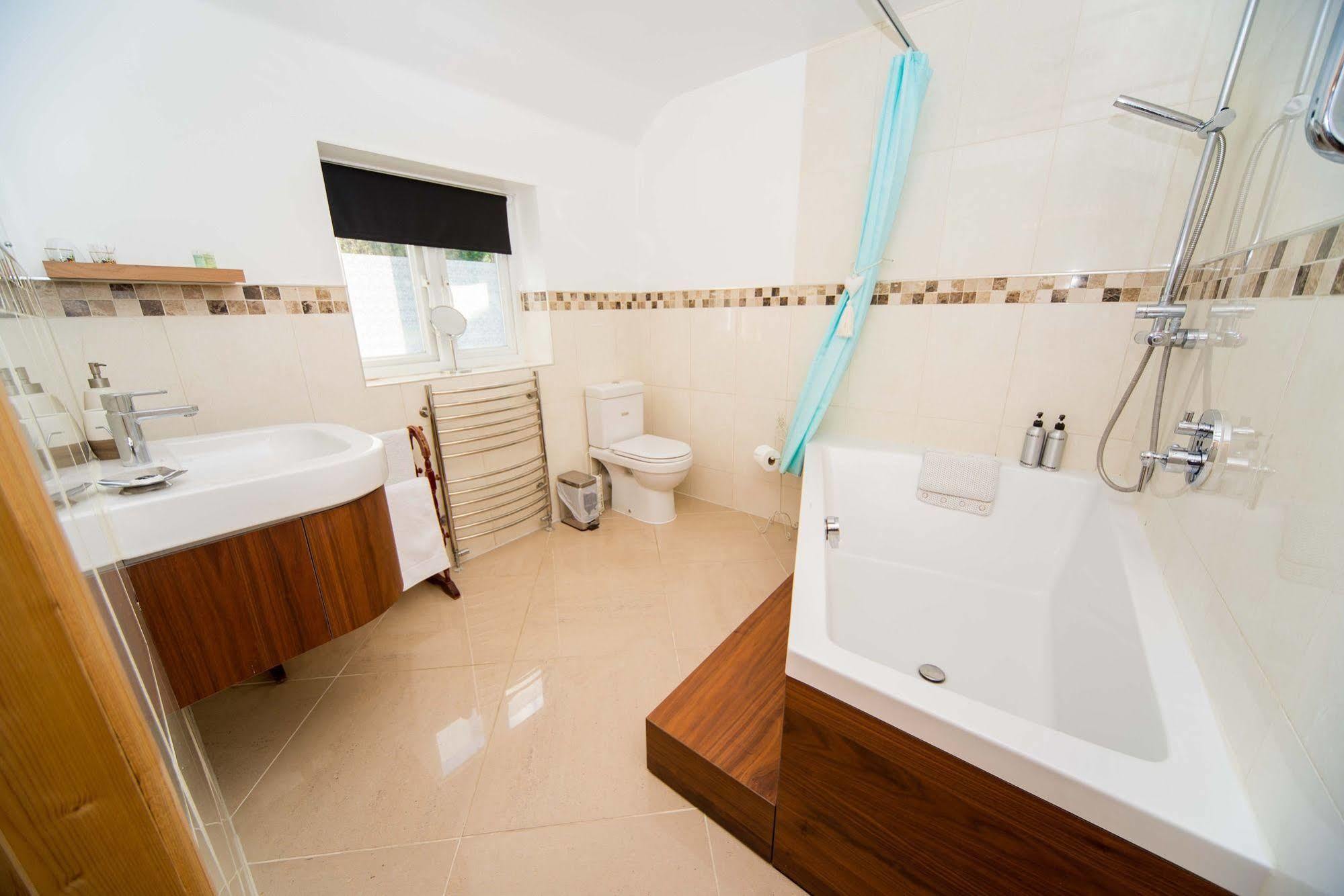 Stunning Countryside Views & Private Balcony! Cozy Room, 3 Miles To Lyme Regis - Free Parking & Wifi Axminster Kültér fotó