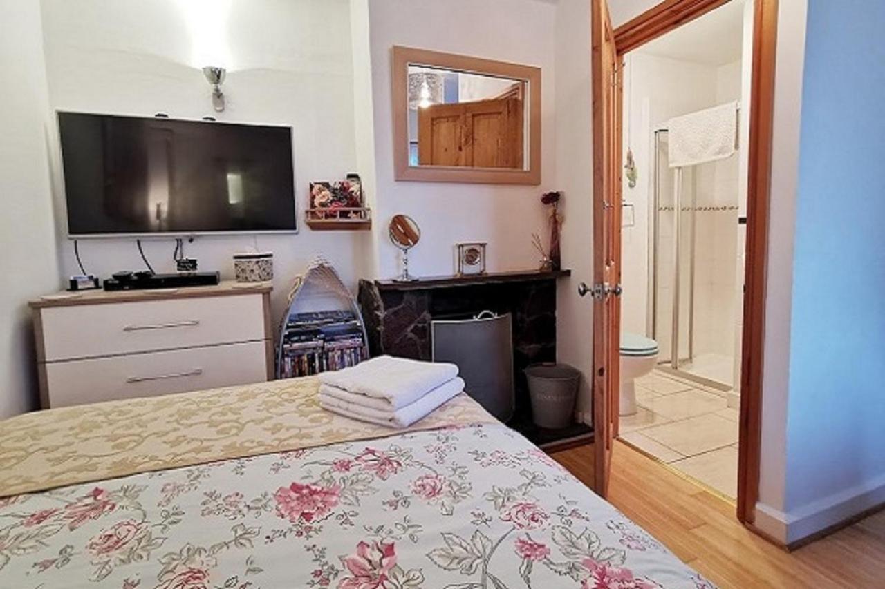 Stunning Countryside Views & Private Balcony! Cozy Room, 3 Miles To Lyme Regis - Free Parking & Wifi Axminster Kültér fotó